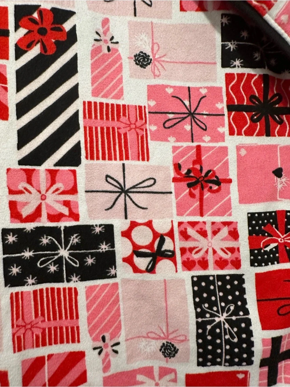 kate spade Pink, Red & Black Gift Box Print Long Sleeve Pajama Set. Size M